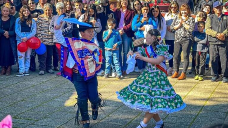 Un aplauso para ellos: Campeones nacionales de cueca infantil se fueron para Renaico