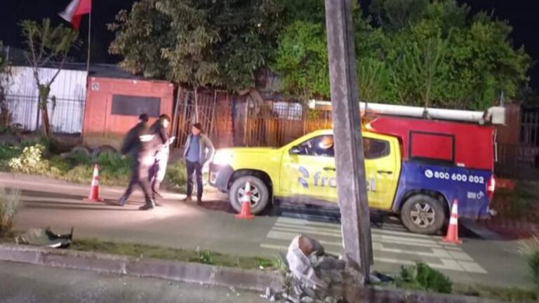 Poste quedó destruido tras choque en Nacimiento: Vehículo se dio a la fuga