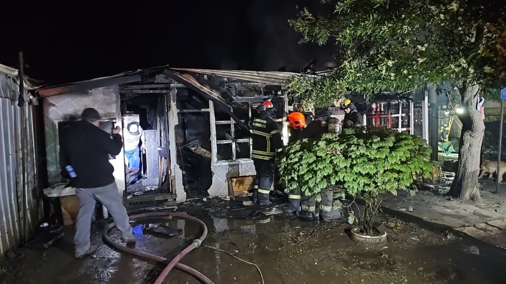 Incendio destruyó una vivienda en la Villa Génesis de Los Ángeles