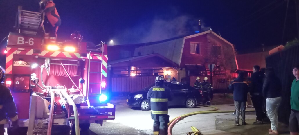 Bomberos trabajan en incendio de una vivienda en el sector sur de Los Ángeles