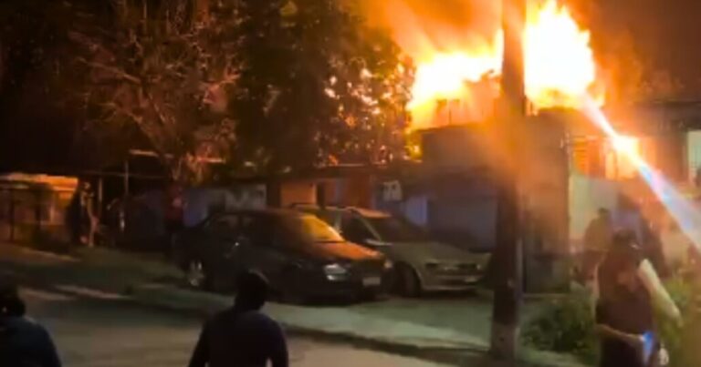 Voraz incendio destruye vivienda de adultos mayores en Laja