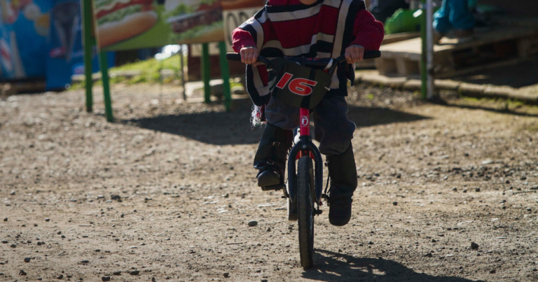 Grave herida en el cuello: niño de 7 años cae de su bicicleta tras enredarse con hilo curado en Rancagua