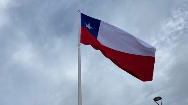 Fiestas Patrias en el Biobío: cómo izar correctamente la bandera chilena y evitar multas 