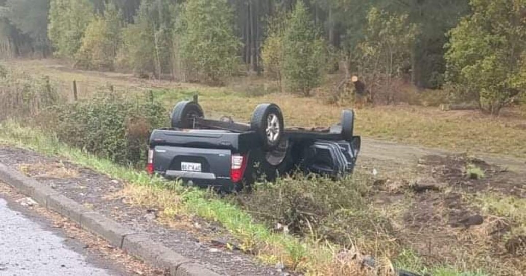 Accidente termina con vehículo volcado y personas lesionadas en Cabrero