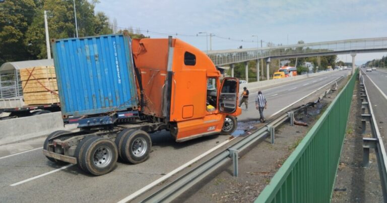 Camión perdió el control en la Ruta 5 Sur y provocó taco kilométrico en Monte Águila