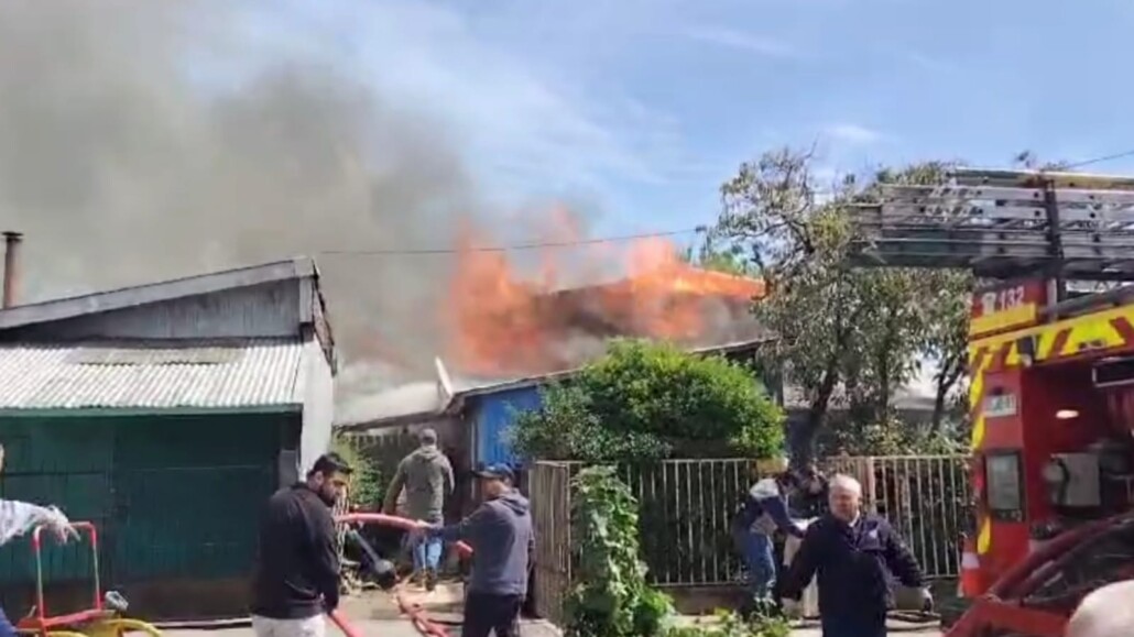 Incendio destruyó una vivienda y dejó otras dos con severos daños en Los Ángeles