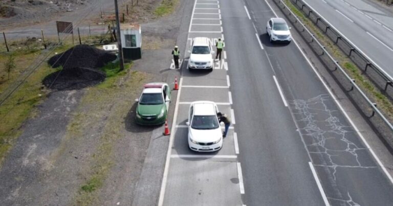 Detienen a conductor por manejar bajo efecto de drogas y porte ilegal en la Ruta 5 Sur, Cabrero