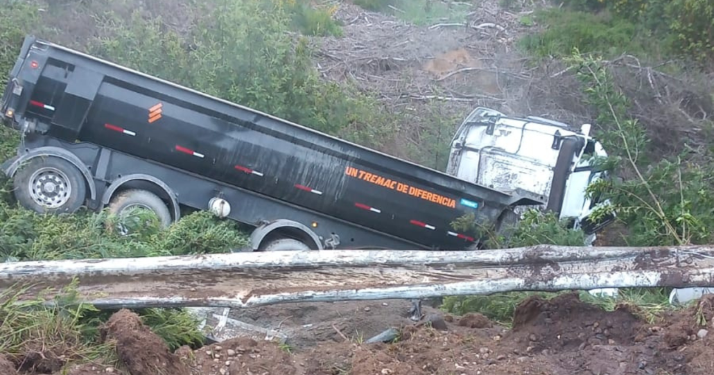 Trágico accidente en carretera de la Región del Biobío deja una persona fallecida: Colisionaron camión y automóvil