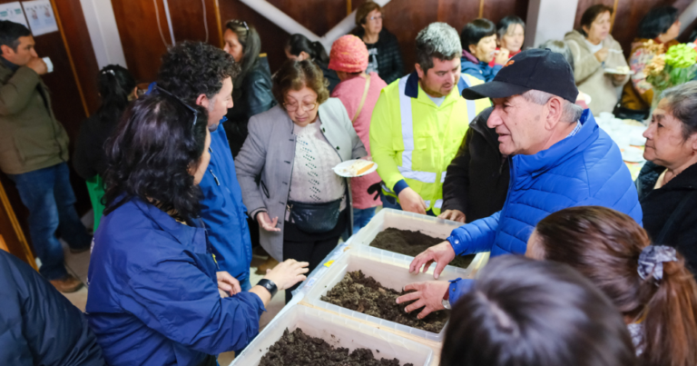 Agricultores de Laja, Yumbel y San Rosendo aprenden sobre el mundo del humus de lombriz generado a partir de residuos de celulosa