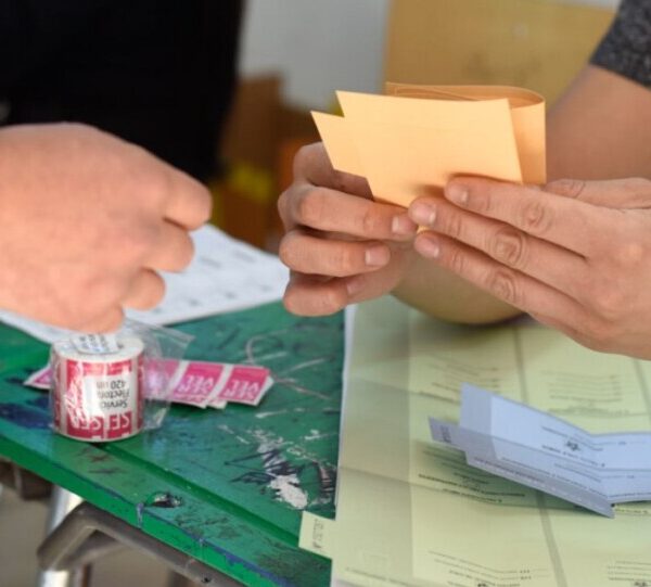 ¡Insólito error! Más de 200 papeletas de una comuna del Biobío se cuelan en local de votación en Santiago Centro