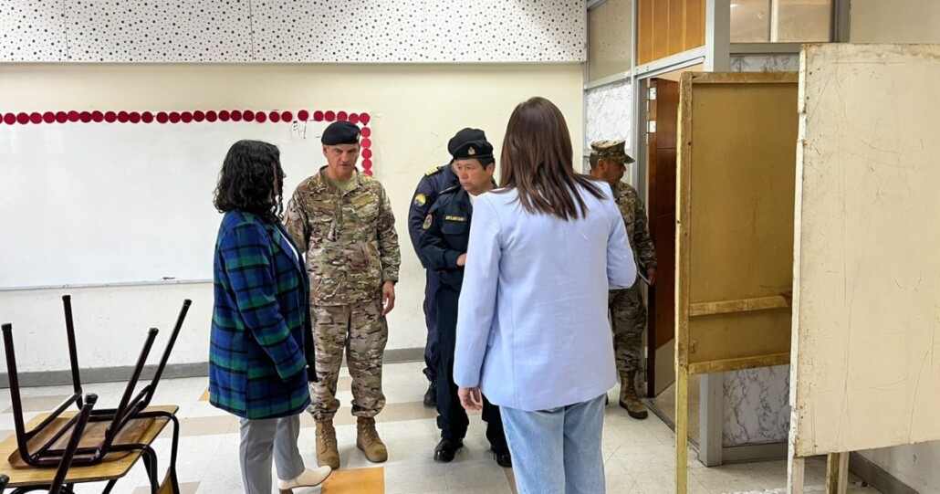 Autoridades y Fuerzas Armadas visitan locales de votación.