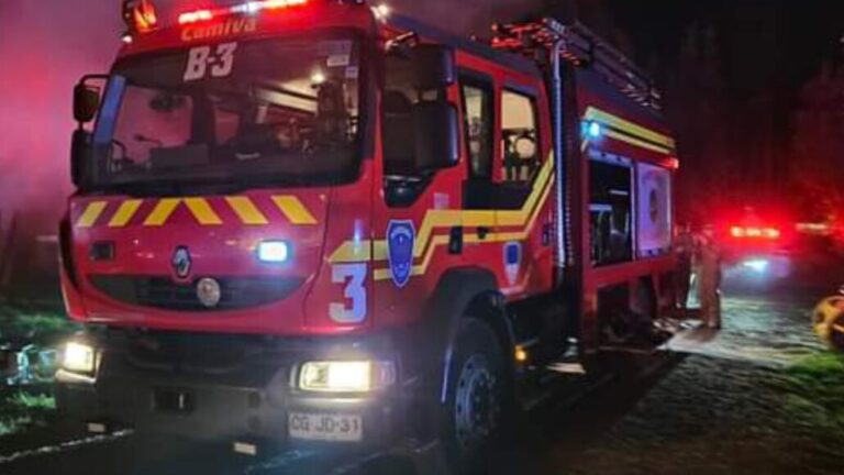 Incendio destruyó una vivienda en Los Ángeles