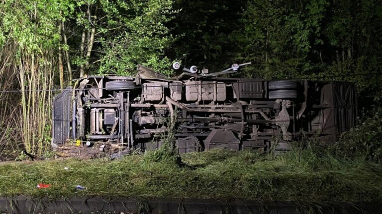 Dos fallecidos y múltiples heridos deja volcamiento de un bus en la ruta Q-90 de Laja