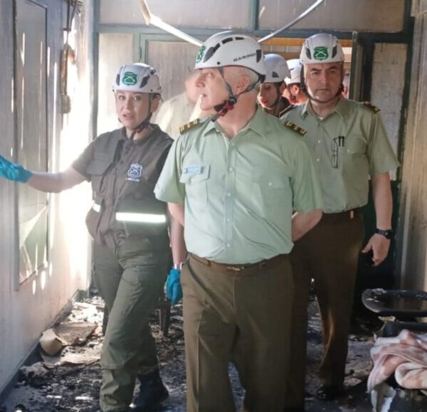 General director de Carabineros visita Cabrero tras incendio y asegura continuidad del servicio policial 