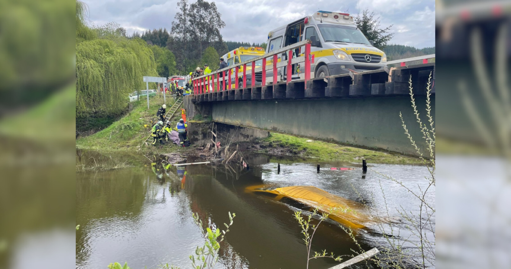 Furgón escolar cayó desde un puente en sector rural de Paillaco: Conductora y estudiante resultaron afectados