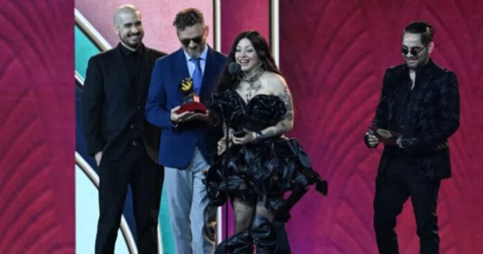 Mon Laferte ganó Grammy Latino a mejor álbum de música alternativa y se lo dedicó a las mujeres: "Para todas las que íbamos a ser reinas"